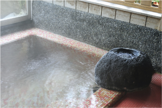 モダンなタイル貼り心地よい客室のお風呂