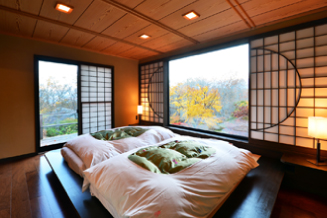 開放的な大きな窓が特徴のツインベッドルーム