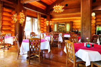 山のリゾートを演出するログの空間レストラン「MeDeau」
