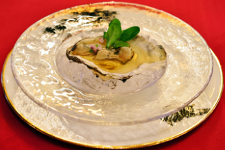 オードブルは新鮮な北海道厚岸産の牡蠣を使ったジュレから。