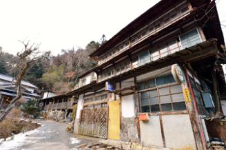 現在は使用していない築140年は経っている江戸末期の柳屋旧館。