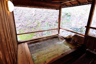 源泉の硫黄の香りがする開放的な女性用露天風呂。