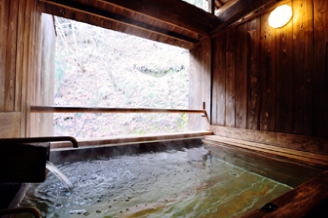 適温が心地よい湯煙漂う木組みの男性用露天風呂。