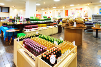 雲海酒造で製造された焼酎や綾ワインなどを販売している売店。