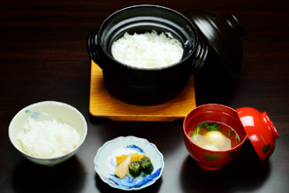 宮崎産ヒノヒカリ米を土鍋で炊いたご飯と蕎麦団子の汁。