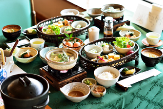 綾町産・宮崎産の食材と郷土料理を朝食でもたっぷりと堪能できます。