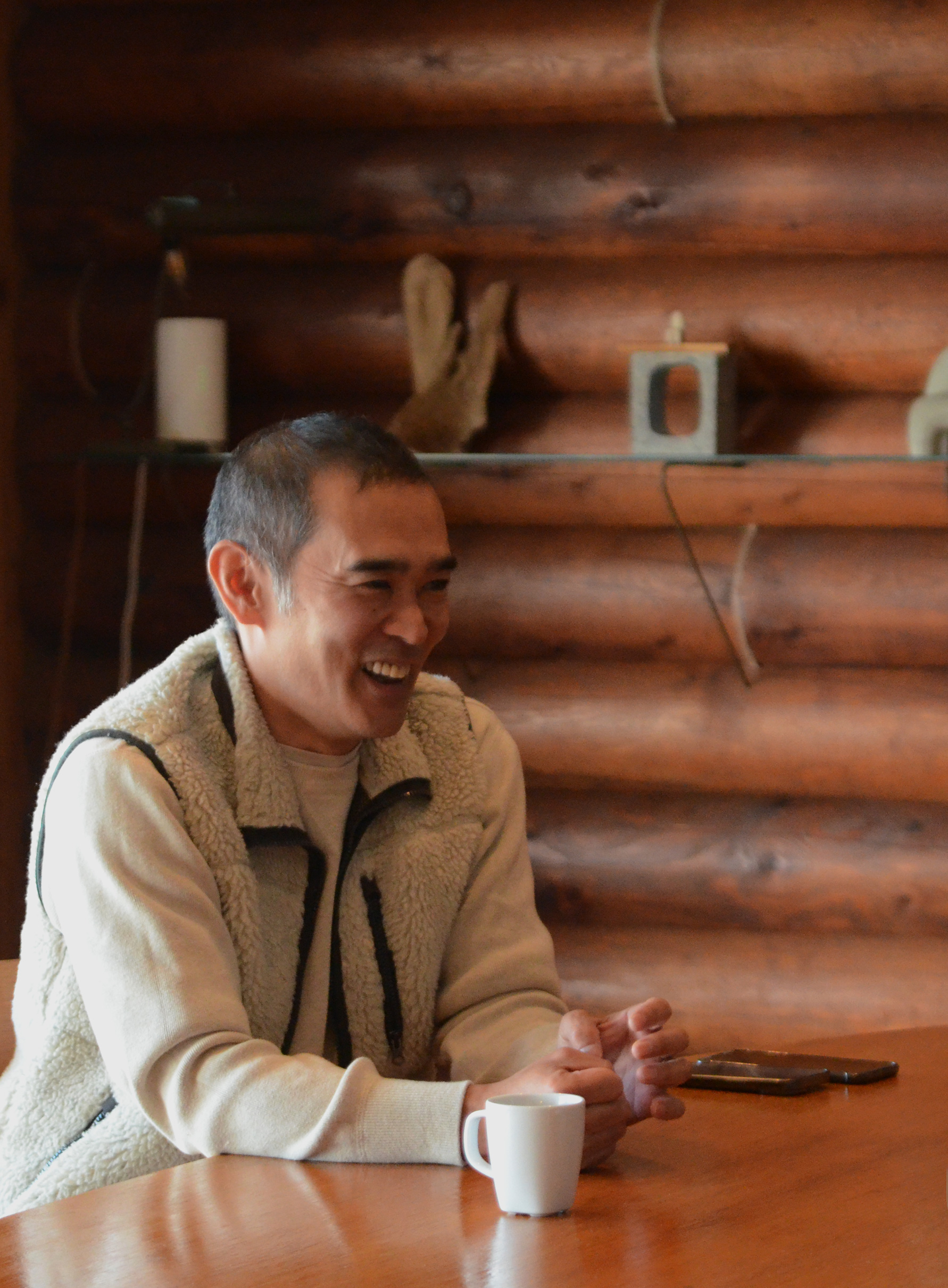 インタビューに答える責任者