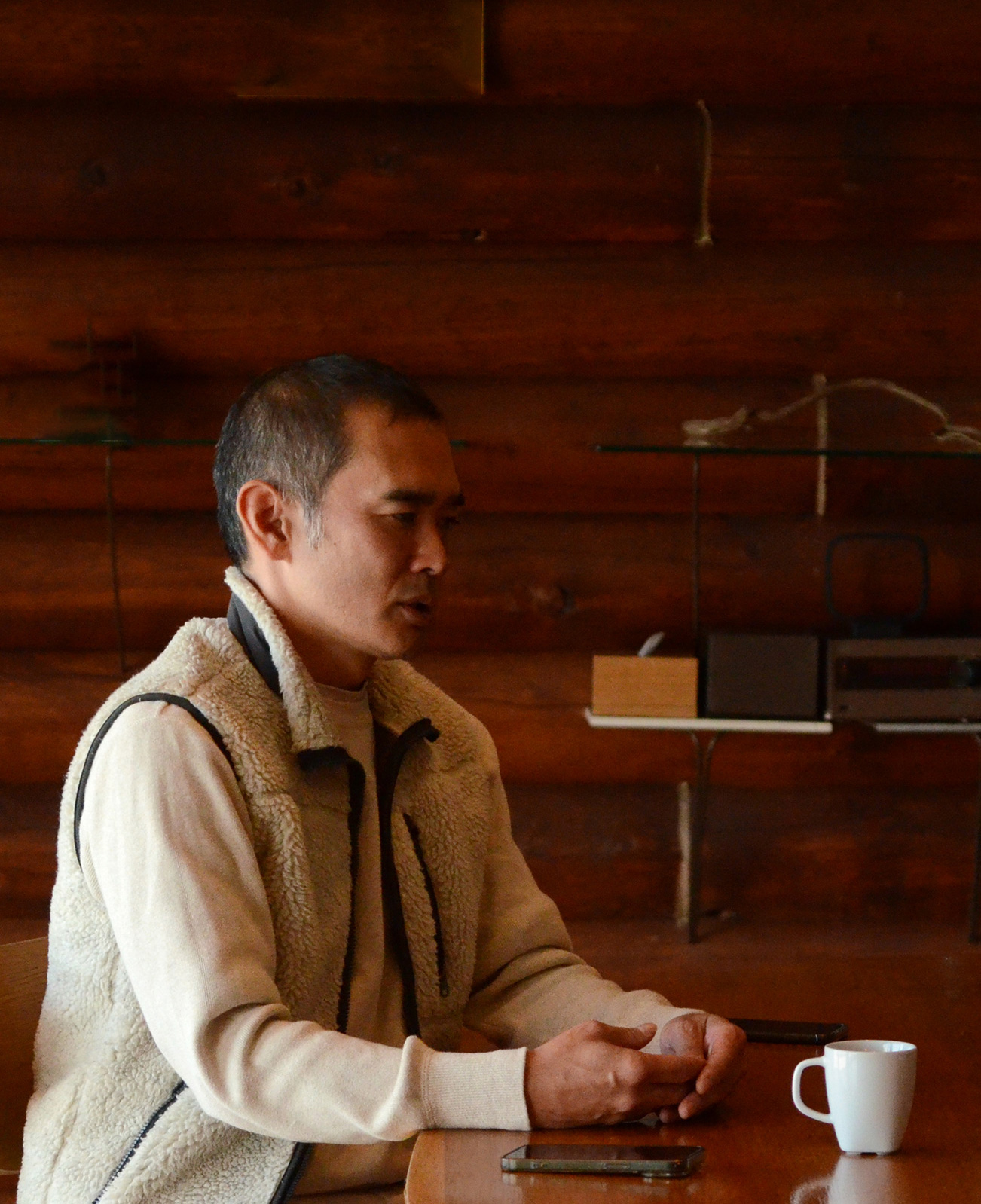 インタビューに答える責任者