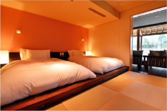 琉球畳みが心地よい眠りを誘うツインルームの寝室