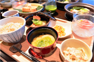朝から元気が出る沖縄の食材をたっぷりと使った和食