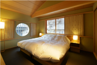 円形の下地窓が京の風情を醸しだすベッドルーム。