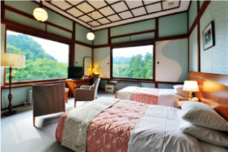水色のベースが心安らげる昭和天皇も宿泊された洋室。
