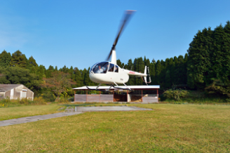 快適爽快な阿蘇山を遊覧する4人乗りのヘリコプター。