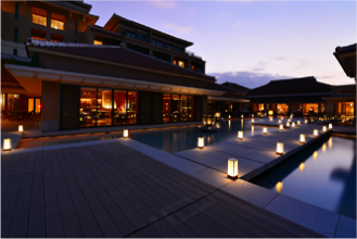 琉球の夕暮れに幻想的な灯りが上質な時間を演出する水の中庭。