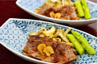 壱岐牛のステーキにガーリックチップの香りが食欲を刺激します。