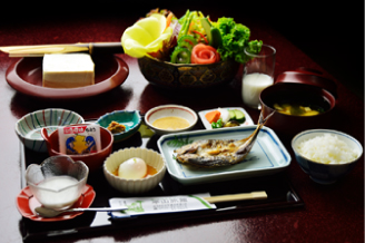 大きな壱岐豆腐や焼き魚に朝から健康的なお料理が並ぶ朝食。