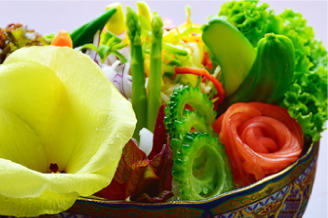 16種類も女将が育て上げた朝摘みの新鮮な野菜をサラダにしてどうぞ。