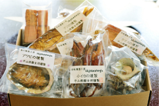 壱岐近海で上がった新鮮な魚介を燻製にしてお届けしています。