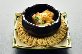 加賀野菜の代表くわいを使った揚げ餅と柚子味噌の鉄鉢なべ。